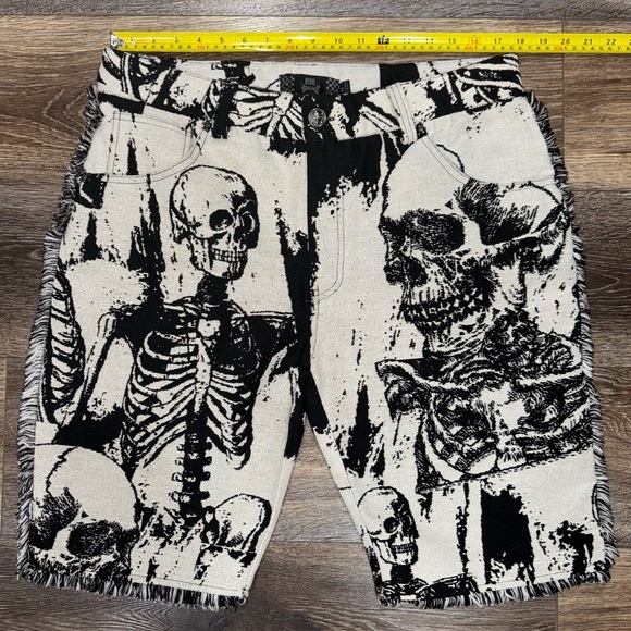 RARE🖤Rebel Vengeance Black and White Tapestry Skeleton Shorts Size 36💀LIKE NEW - Picture 8 of 9